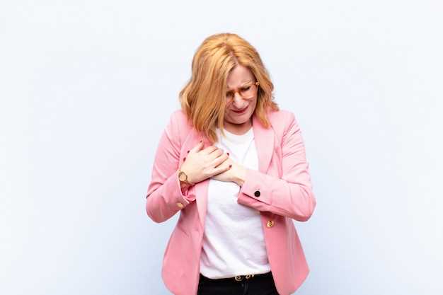 Какие заболевания могут вызывать болевые ощущения в левой грудине у женщин?
