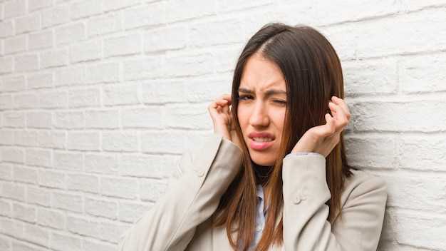 Почему возникает сильное зудение внутри уха?